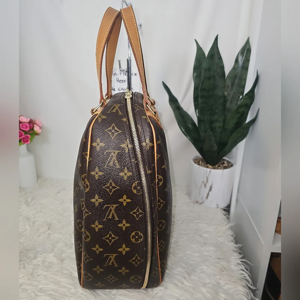 🔥😍 Beautiful Condition😍🔥 Authentic  Louis Vuitton Monogram Excursion  Bag - Picture 5 of 15